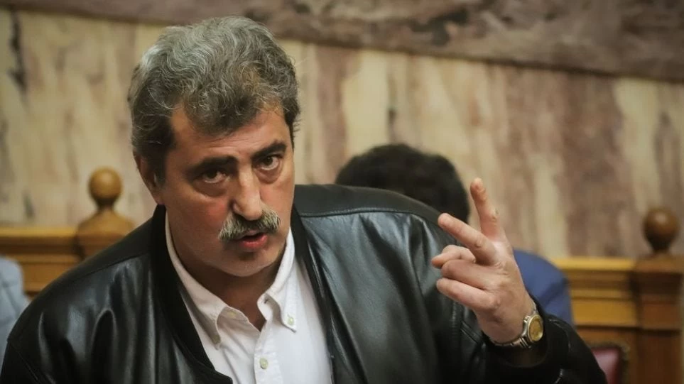 Πάει να βγει και από πάνω ο Πολάκης για το τσιγάρο: «Θα το κόψω όταν θελήσω… Ok guy?»